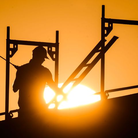 Hitze macht Bauarbeitern zu schaffen - aber nicht nur ihnen. (Archivbild) Foto: Julian Stratenschulte/dpa