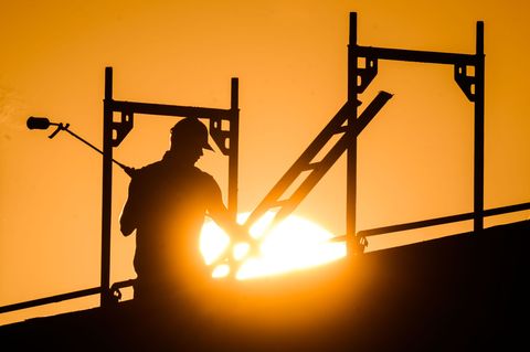 Hitze macht Bauarbeitern zu schaffen - aber nicht nur ihnen. (Archivbild) Foto: Julian Stratenschulte/dpa
