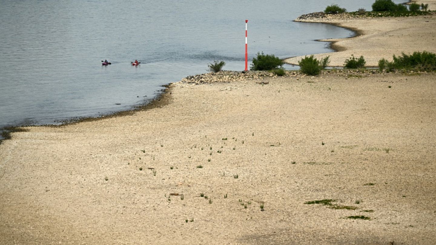 Niedriger Wasserstand im Rhein bei Köln