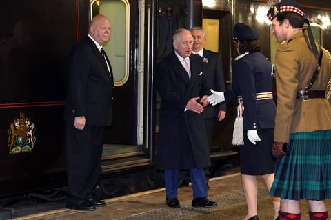 König Charles III. kommt mit dem Royal Train am Bahnhof Manchester Victoria an