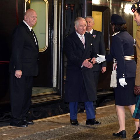 König Charles III. kommt mit dem Royal Train am Bahnhof Manchester Victoria an