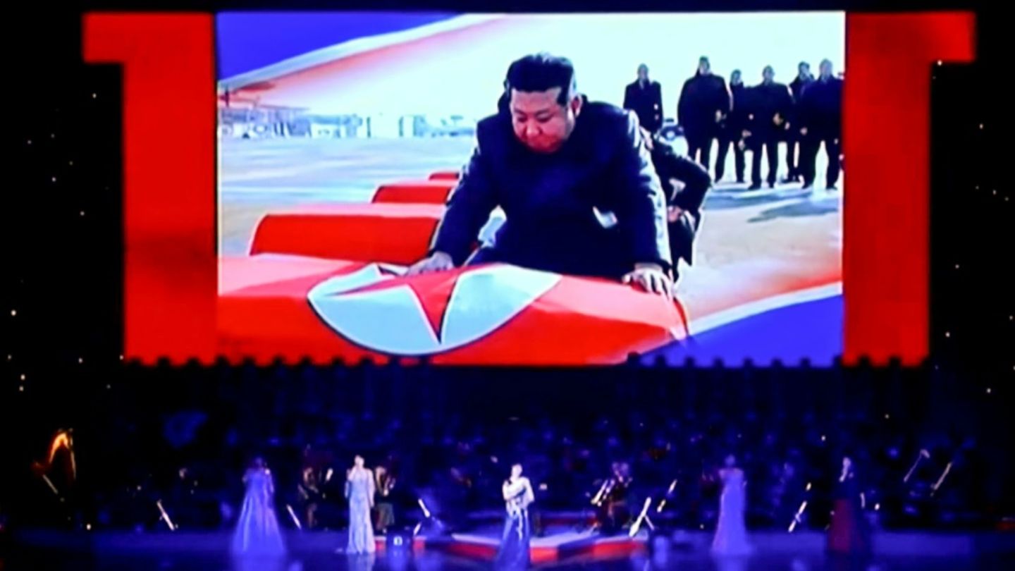 Kim mit nordkoreanischer Flagge am Sarg eines Soldaten