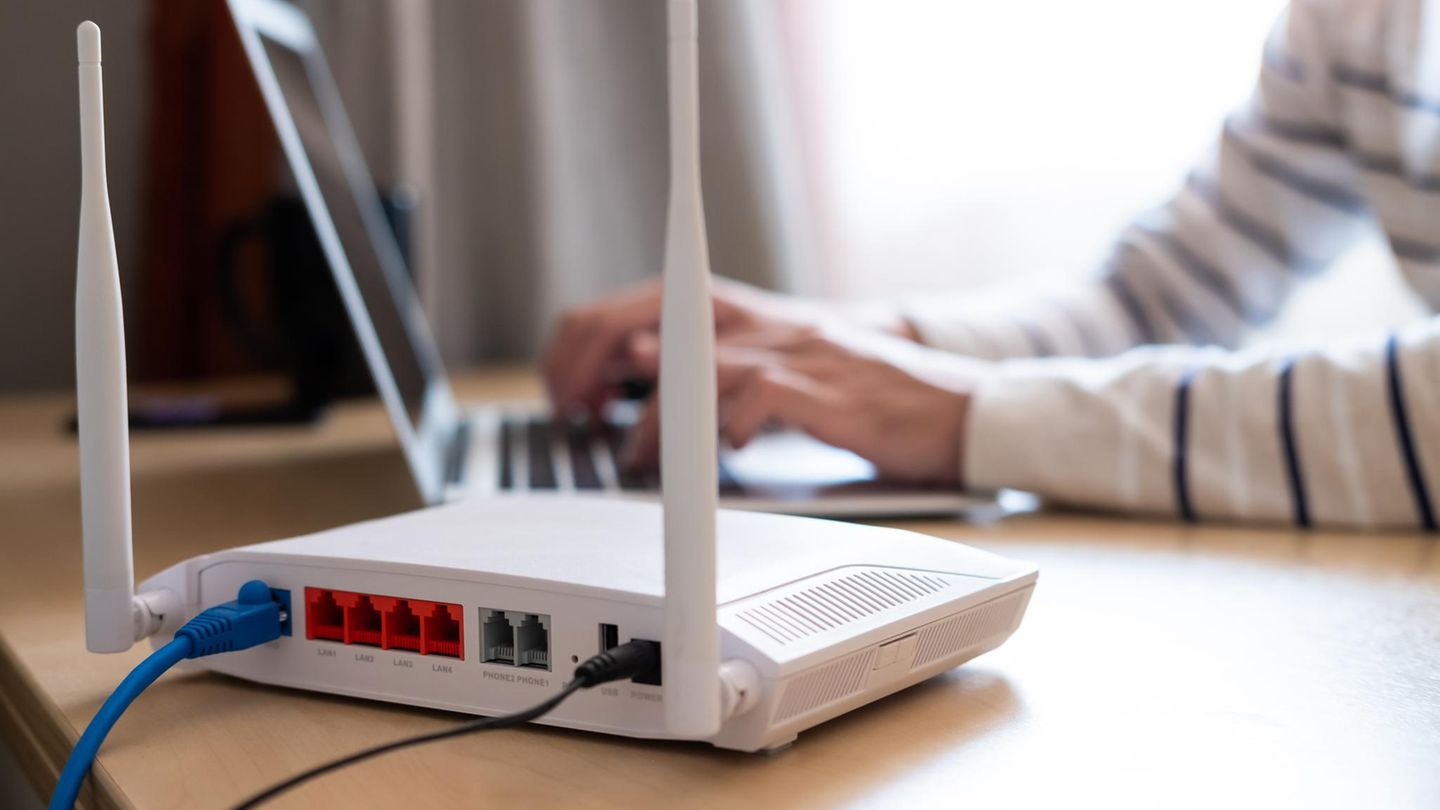 Wlan Reichweite: WLAN-Router steht auf einem Schreibtisch