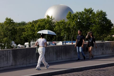 Frau mit Sonnenschirm in Paris