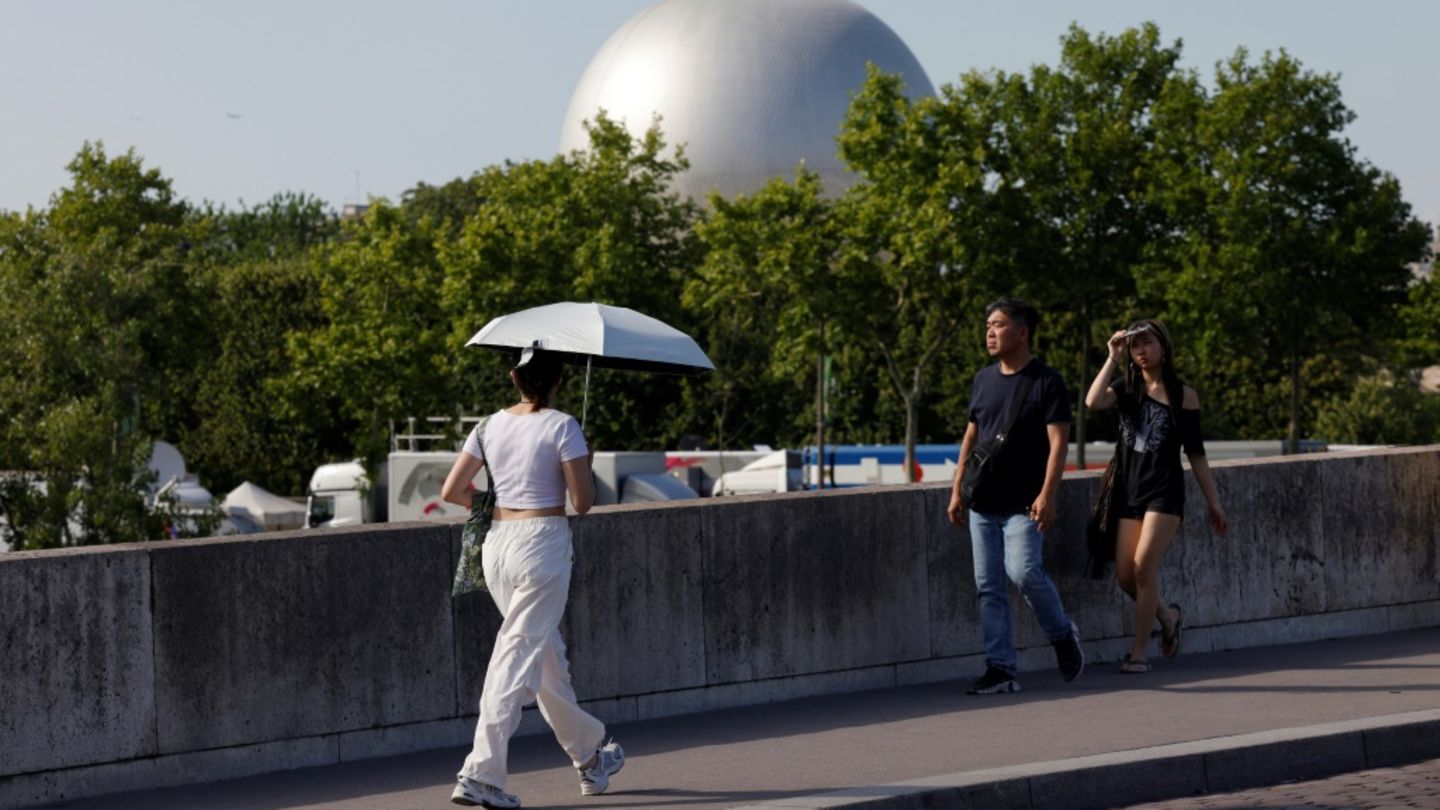 Frau mit Sonnenschirm in Paris