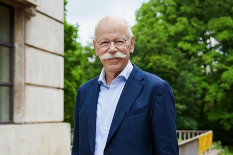 Dieter Zetsche, hohe Stirn, weißgrauer Schnauzer, Brille, blickt in die Kamera