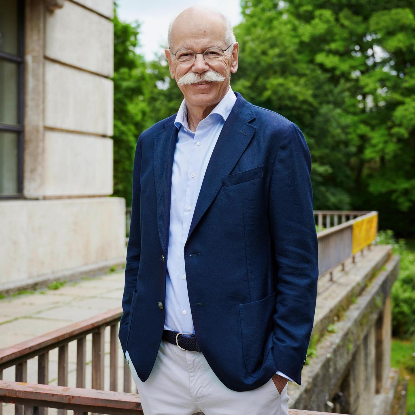 Dieter Zetsche, hohe Stirn, weißgrauer Schnauzer, Brille, blickt in die Kamera