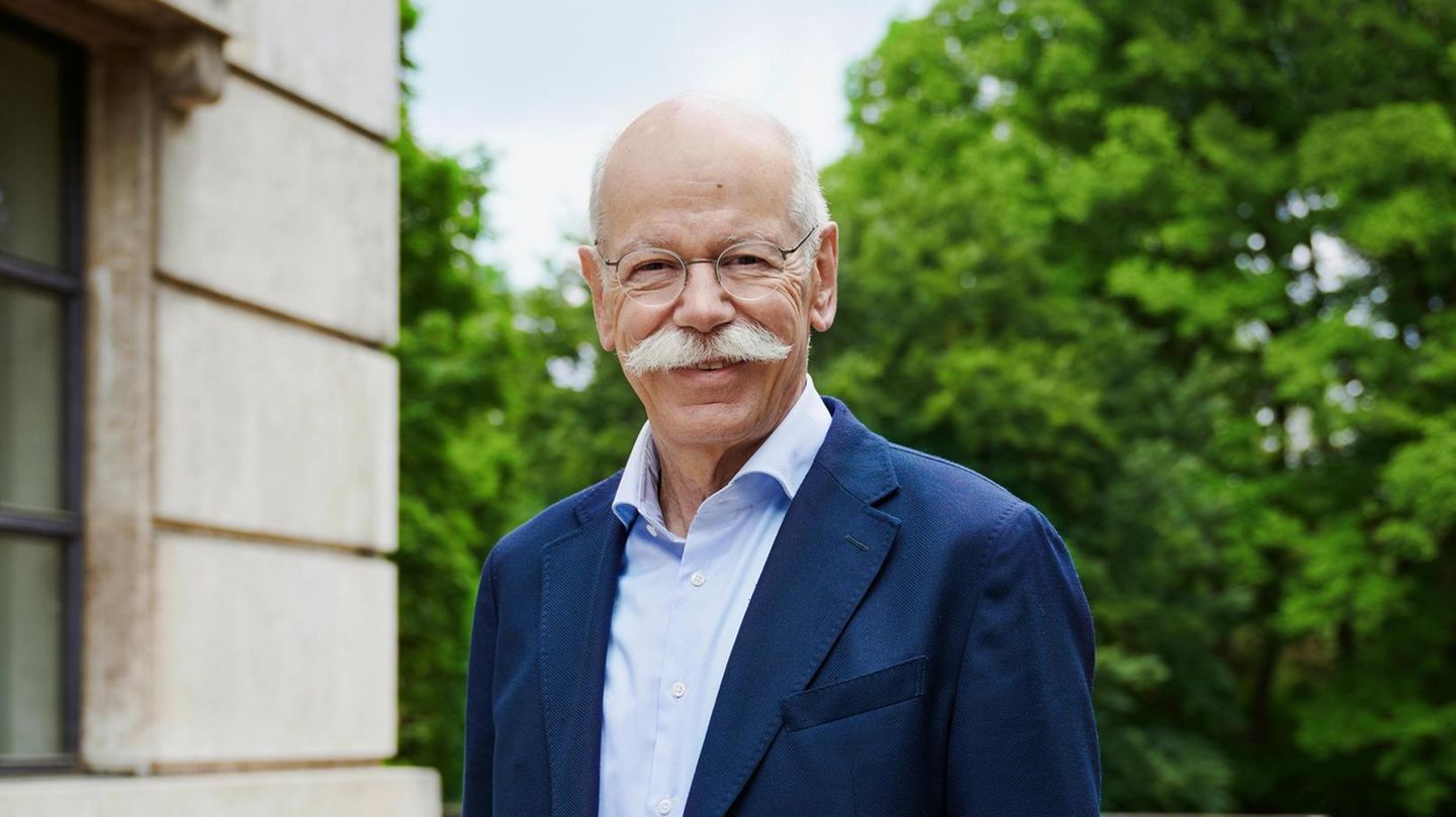 Dieter Zetsche, hohe Stirn, weißgrauer Schnauzer, Brille, blickt in die Kamera