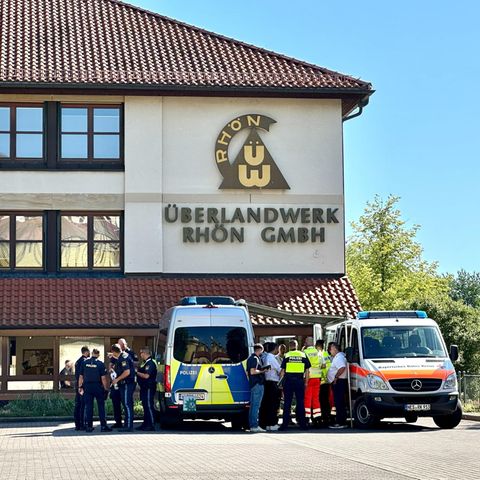 Polizei und Rettungskräfte stehen auf dem Gelände des regionalen Netzbetreibers Überlandwerk Rhön in Mellrichstadt