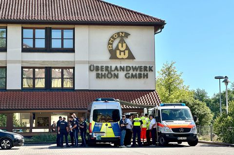Polizei und Rettungskräfte stehen auf dem Gelände des regionalen Netzbetreibers Überlandwerk Rhön in Mellrichstadt