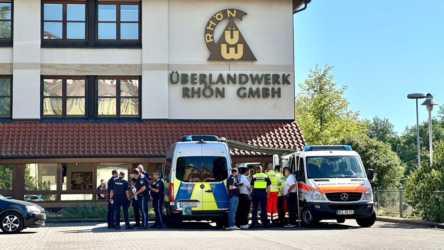 Polizei und Rettungskräfte stehen auf dem Gelände des regionalen Netzbetreibers Überlandwerk Rhön in Mellrichstadt