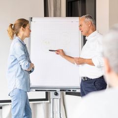 Chef mit zwei Mitarbeitern