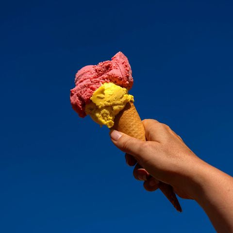 Symbolfoto Eisdiele: Eine Eiswaffel mit drei Kugeln Eis