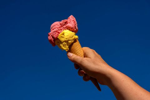 Symbolfoto Eisdiele: Eine Eiswaffel mit drei Kugeln Eis