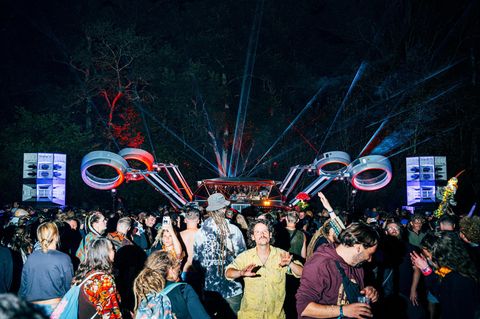 Nikta Teryoshin: Ein illuminierter Outdoor-Dancefloor mit tanzenden Gästen.