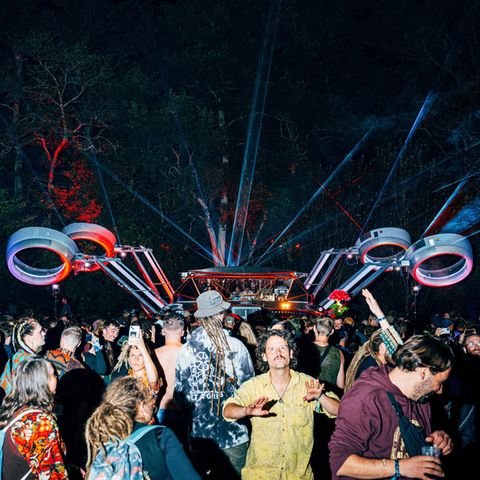 Nikta Teryoshin: Ein illuminierter Outdoor-Dancefloor mit tanzenden Gästen.