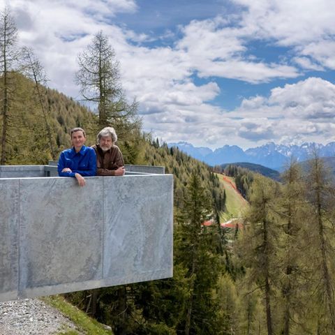 Diane Schuhmacher Messner und Reinhold Messner auf dem Balkon des Reinhold Messner Hauses