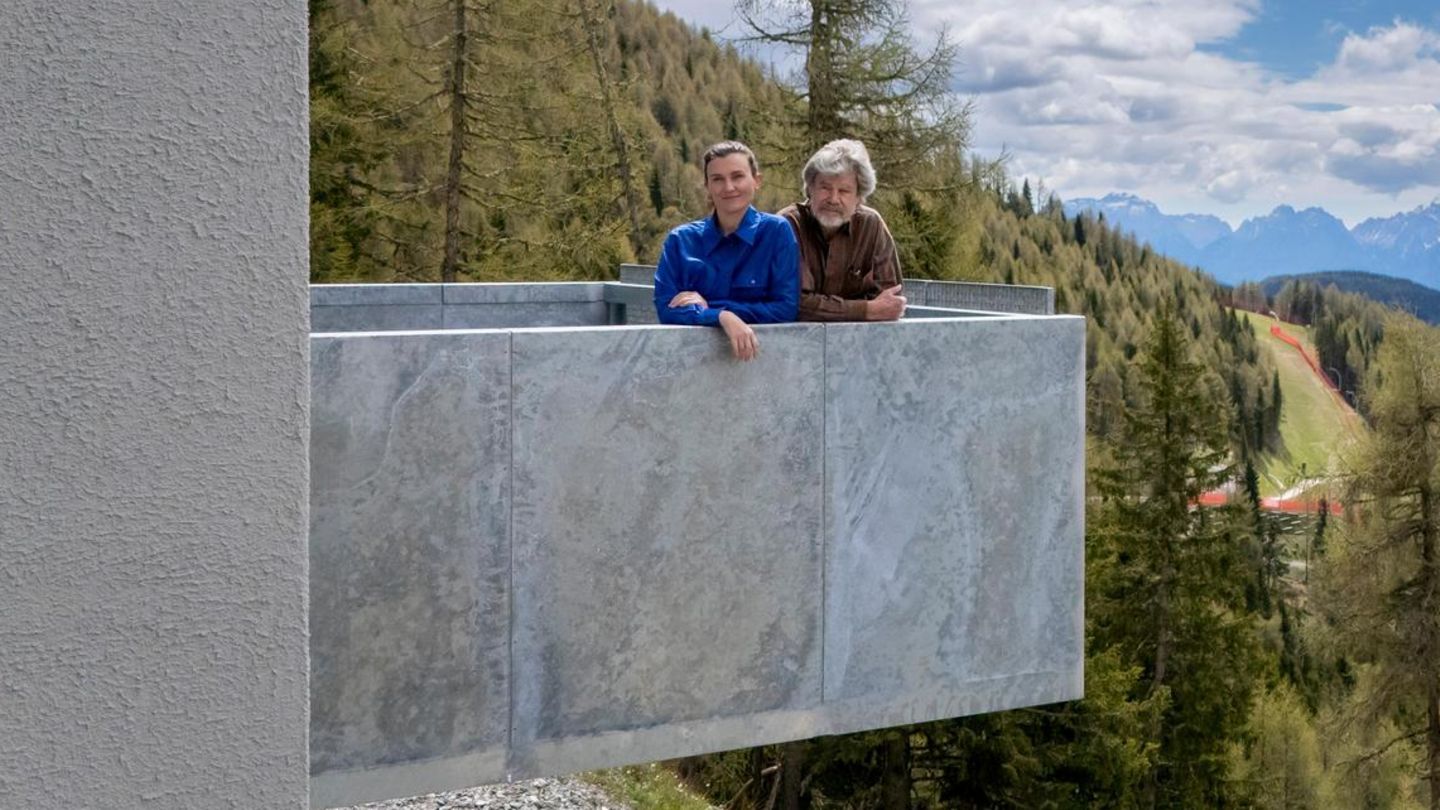 Diane Schuhmacher Messner and Reinhold Messner on the balcony of the Reinhold Messner House Diane Schuhmacher Messner and Reinhold Messner on the balcony of the Reinhold Messner House