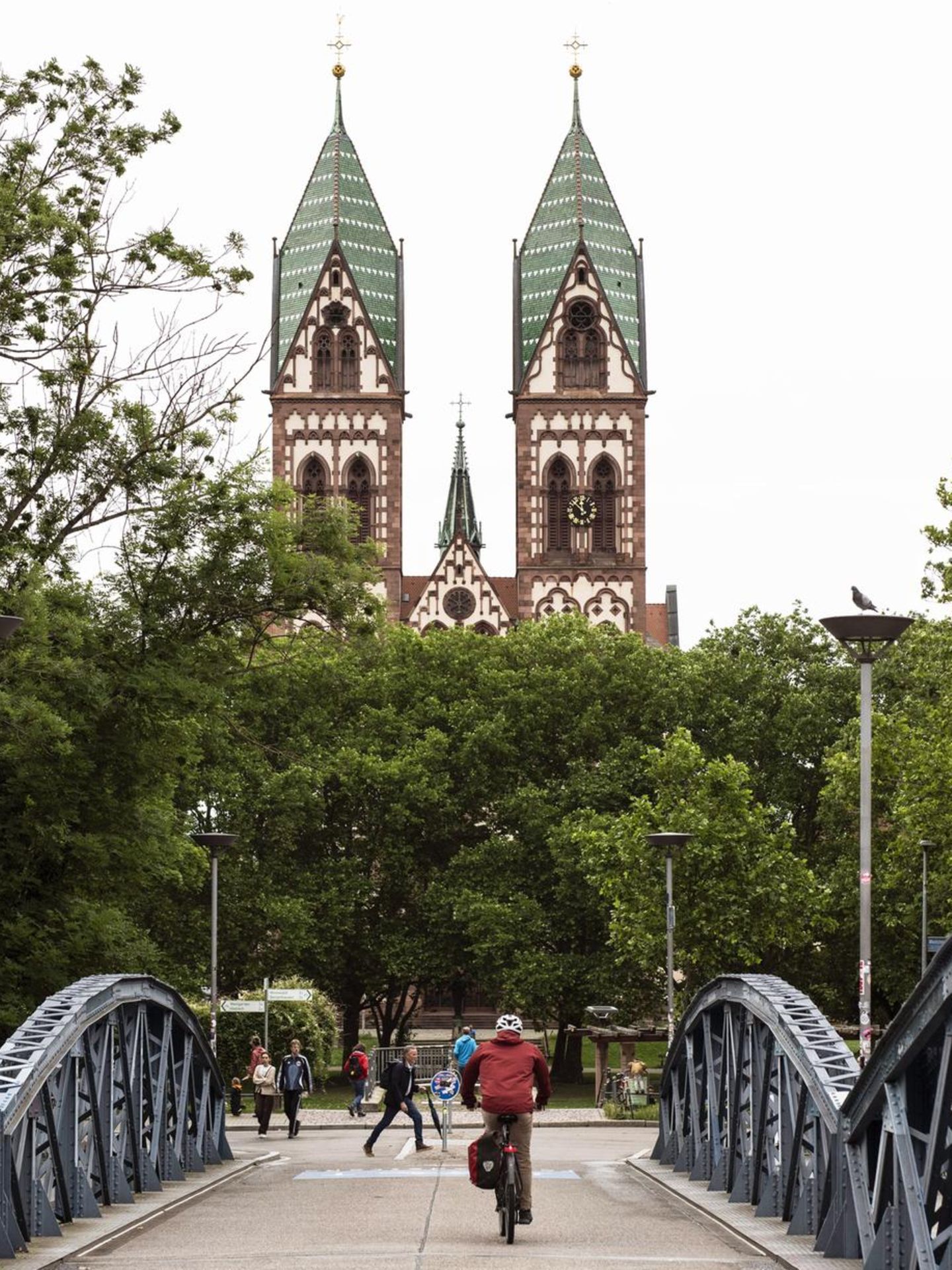 DIe Kirchtürme der Kirche am Stühlinger Kirchplatz