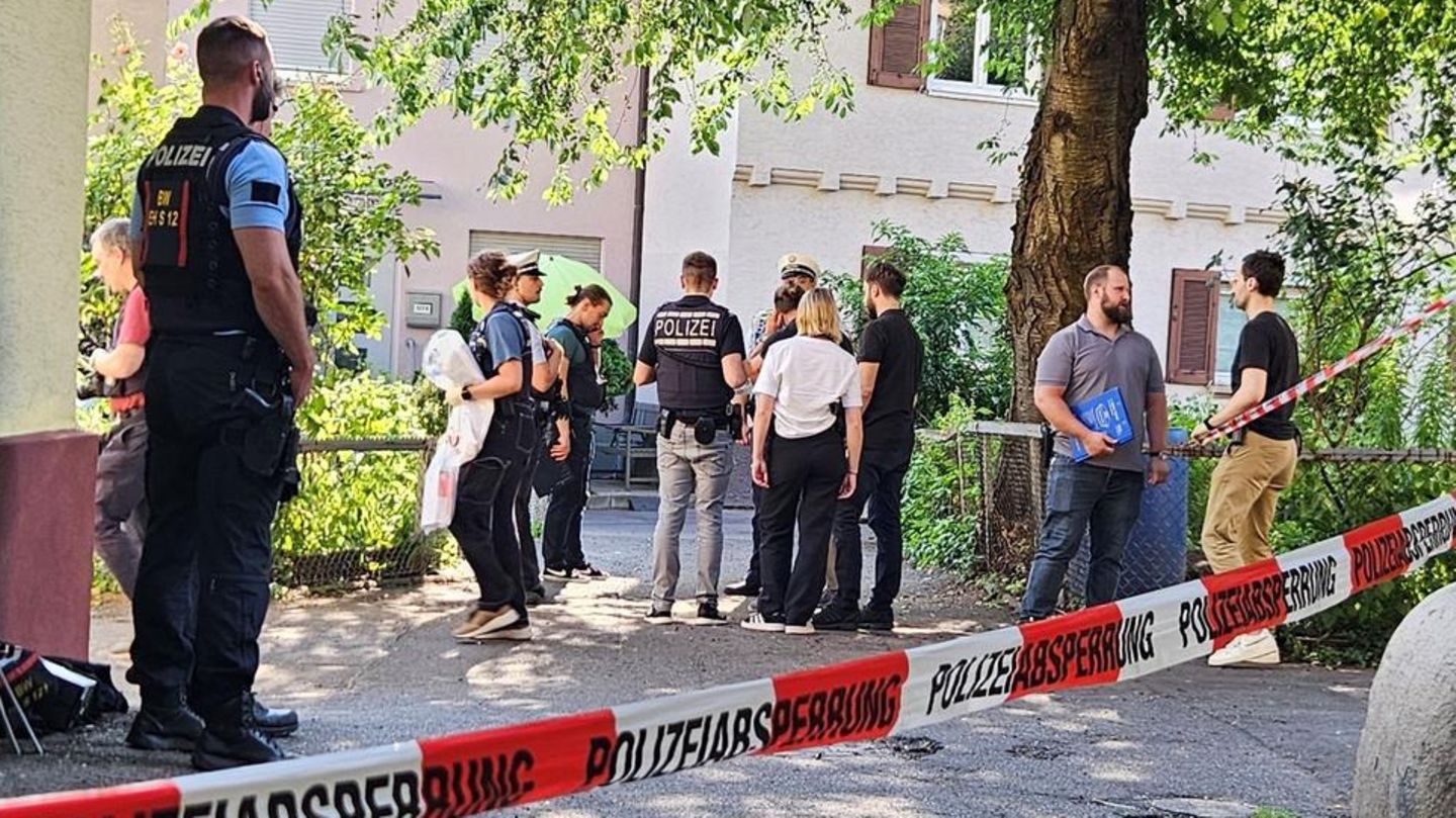 Einsatzkräfte der Polizei in der Nähe der Gaststätte in Stuttgart
