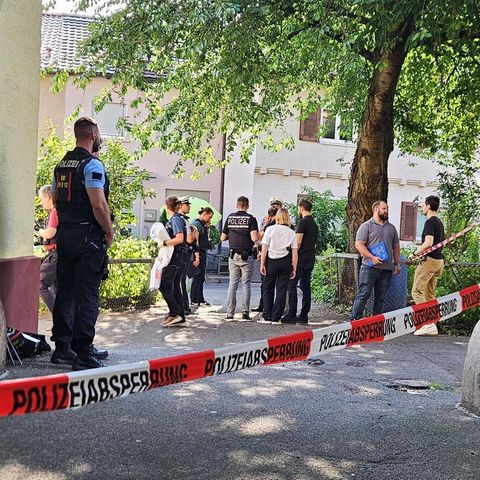 Einsatzkräfte der Polizei in der Nähe der Gaststätte in Stuttgart