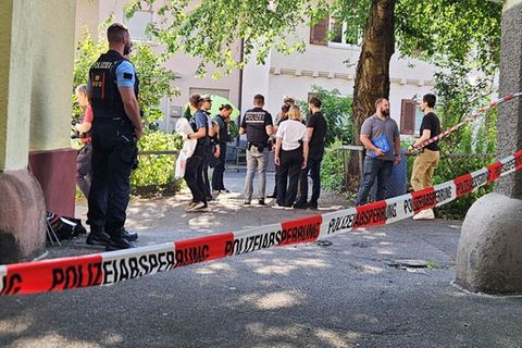 Einsatzkräfte der Polizei in der Nähe der Gaststätte in Stuttgart
