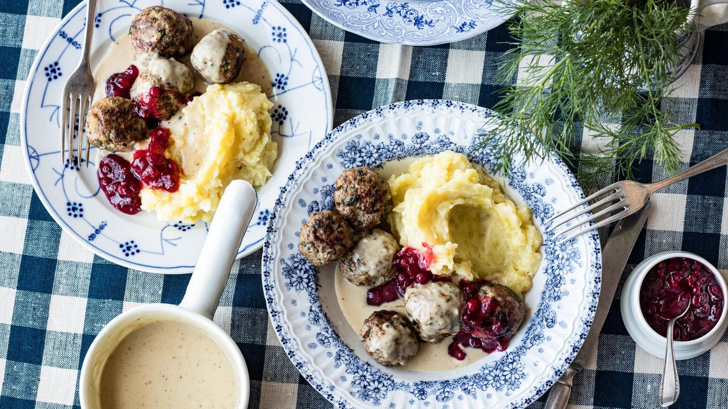 Leckere Köttbullar auf einer karierten Tischdecke serviert