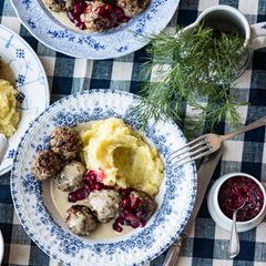 Leckere Köttbullar auf einer karierten Tischdecke serviert