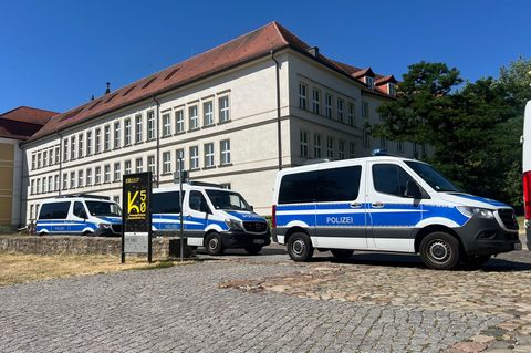 Polizeiautos vor dem Landtag von Sachsen-Anhalt