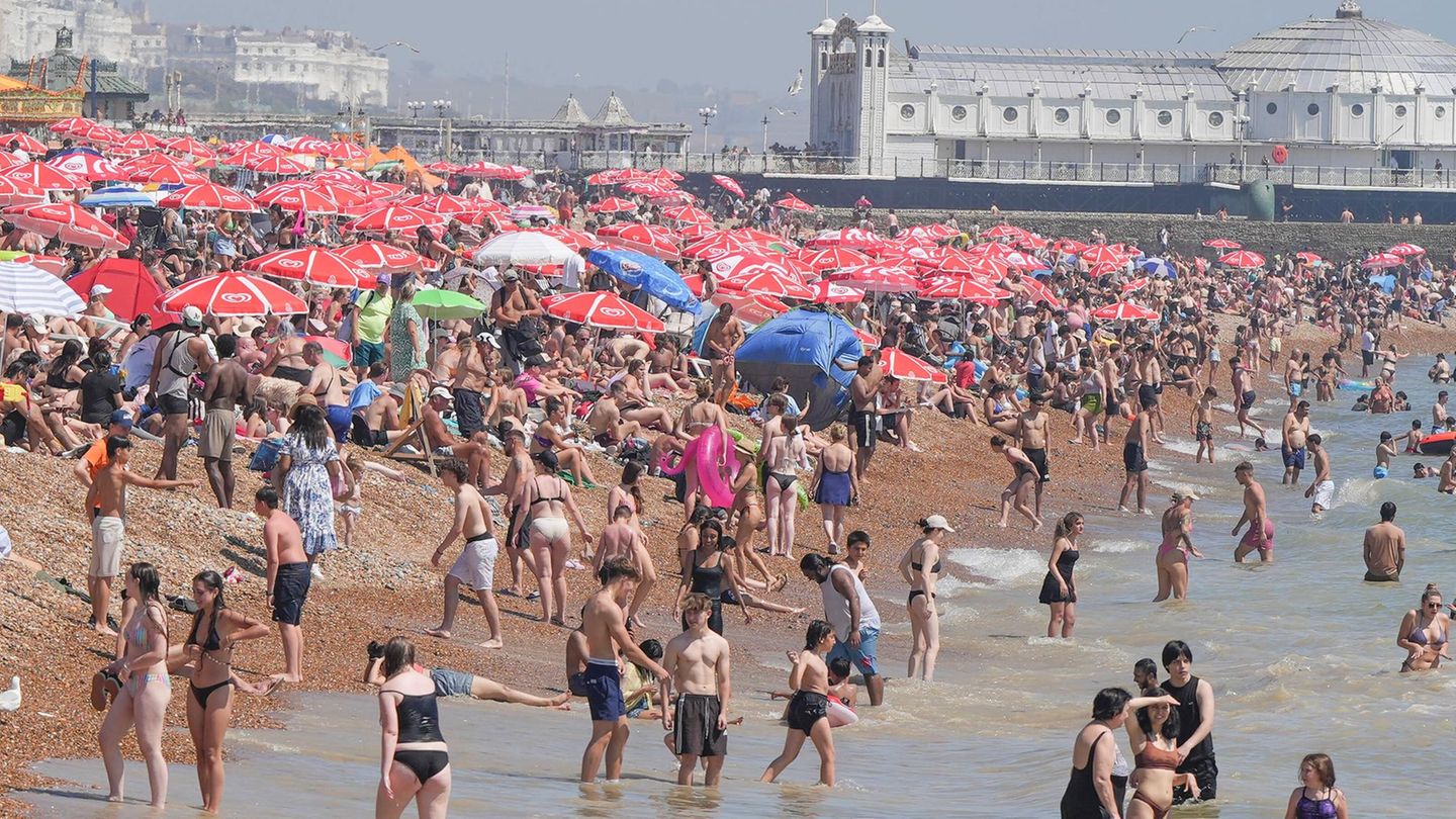 Im südenglischen Brighton treibt das Wetter die Menschen in Massen an den Strand