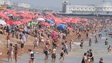 Im südenglischen Brighton treibt das Wetter die Menschen in Massen an den Strand