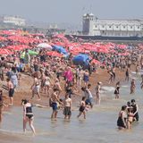 Im südenglischen Brighton treibt das Wetter die Menschen in Massen an den Strand