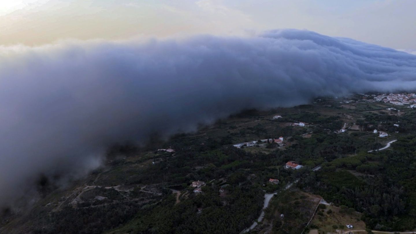 Per Drohne aufgenommenes Foto der Rollwolke vor Portugal