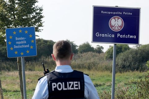 Ein Bundespolizist an der Grenze zwischen Polen und Deutschland