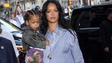 Rihanna in einem weiten Hemd mit Sohn Riot auf dem Arm
