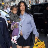 Rihanna in einem weiten Hemd mit Sohn Riot auf dem Arm