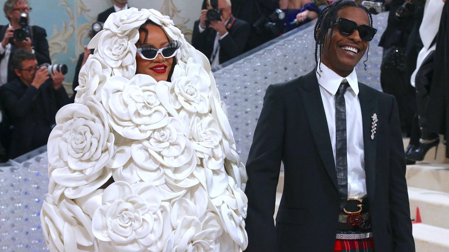 Rihanna in einem Kleid aus großen weißen Blumen. Neben ihr Asap Rocky