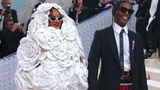 Rihanna in einem Kleid aus großen weißen Blumen. Neben ihr Asap Rocky