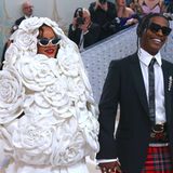 Rihanna in einem Kleid aus großen weißen Blumen. Neben ihr Asap Rocky