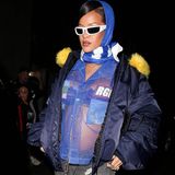 Rihanna mit Witwe-Bolte-Kopftuch und Sonnenbrille nach einem Dinner in Los Angeles