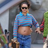 Rihanna in einem langärmeligen Poloshirt, das sie zu einem bauchfreien Modell umfunktioniert hat