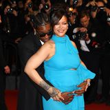 Rihanna im Schlmupfblauen Kleid