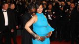 Rihanna im Schlmupfblauen Kleid
