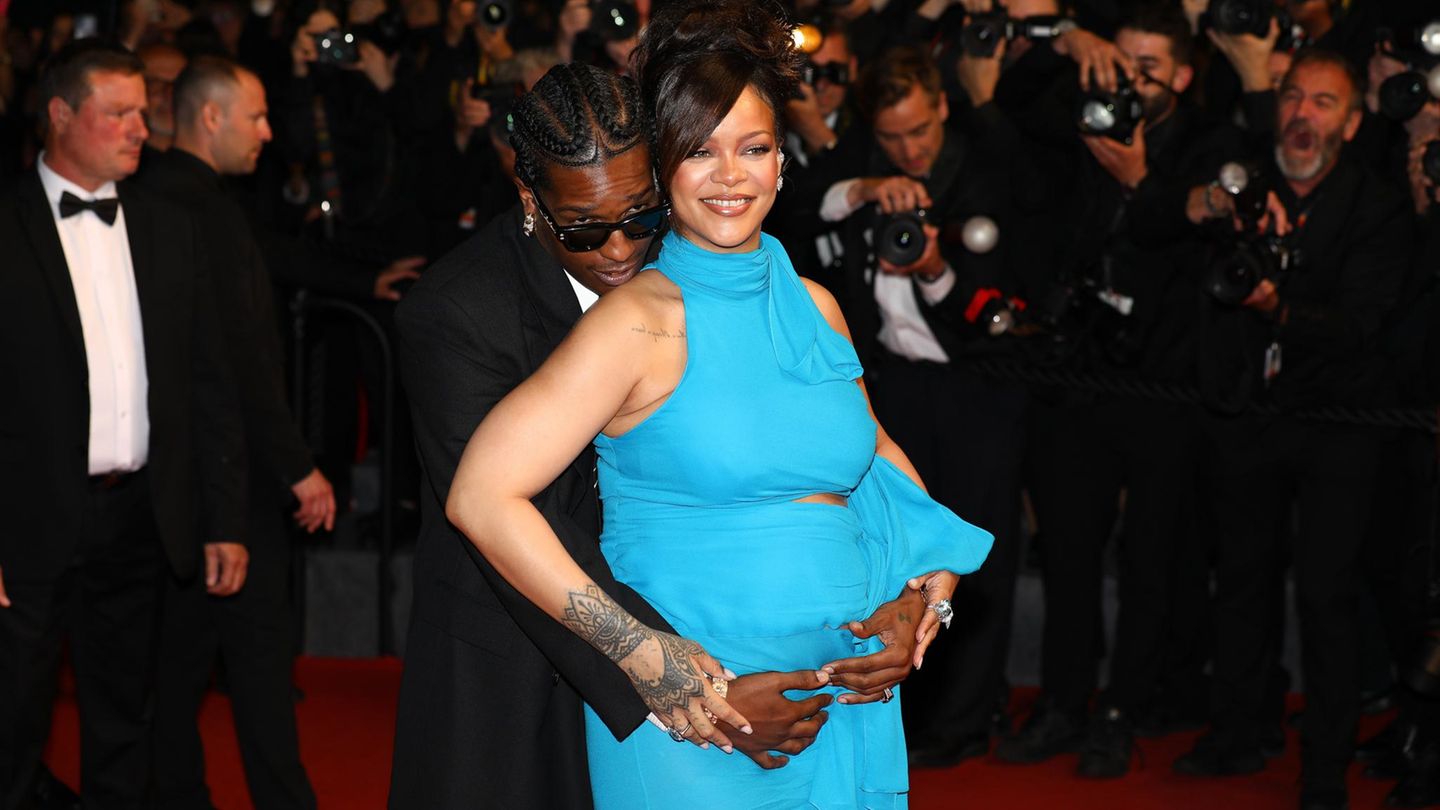 Rihanna im Schlmupfblauen Kleid Rihanna im Schlmupfblauen Kleid