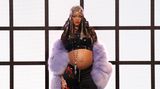 Rihanna mit schwarzem Top und schwarzer Hose und bauchfrei bei Gucci