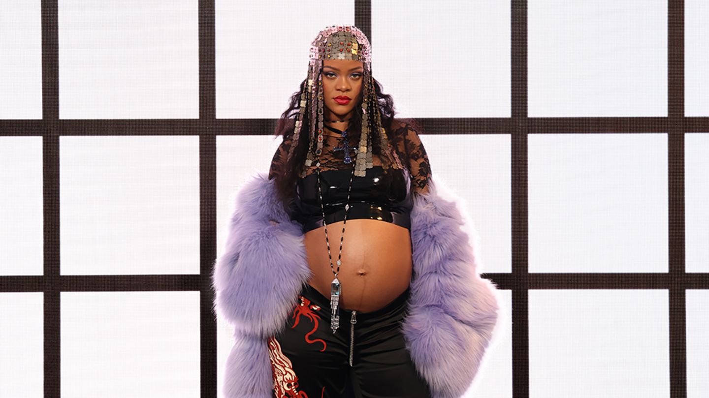 Rihanna mit schwarzem Top und schwarzer Hose und bauchfrei bei Gucci