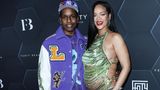 Leicht verhüllt: Rihannes Bauch im Februar 2022 bei einem Event ihrer Kosmetiklinie Fenty Beauty