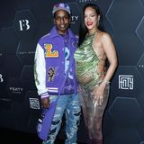 Leicht verhüllt: Rihannes Bauch im Februar 2022 bei einem Event ihrer Kosmetiklinie Fenty Beauty