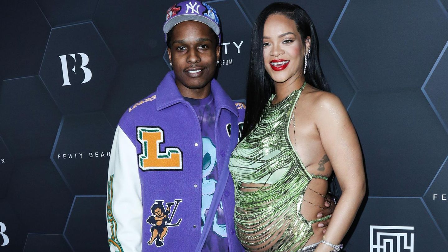 Leicht verhüllt: Rihannes Bauch im Februar 2022 bei einem Event ihrer Kosmetiklinie Fenty Beauty