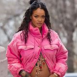Ein Bild wie eine Pressemitteilung: Rihanna zeigt sich im Januar 2022 in New York erstmals schwanger – ihr pinkfarbener Chanel-Mantel ist trotz winterlicher Temperaturen offen